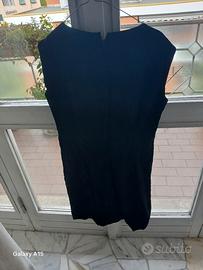 vestito da donna vintage e stivali neri