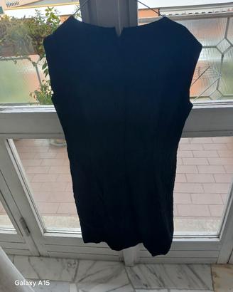 vestito da donna vintage e stivali neri