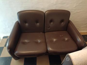 Divano due posti + 2 poltrone