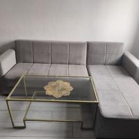 divano angolare grigio + tavolino in vetro