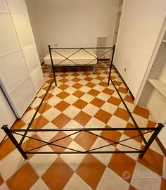 Letto matrimoniale in ferro di colore nero