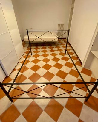 Letto matrimoniale in ferro di colore nero