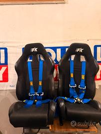 Sedili sportivi e cinture 4 punti