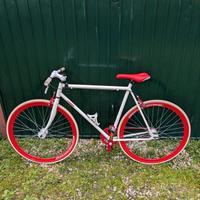 bicicletta scatto fisso e libero