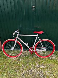 bicicletta scatto fisso e libero