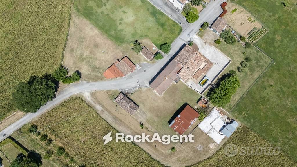Rustico / Casale di 209 m² con più di 5 locali e b - Vista 2