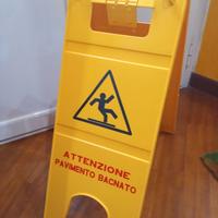 pannello segnalatore pavimento bagnato