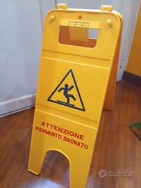 pannello segnalatore pavimento bagnato
