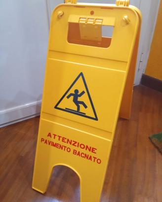 pannello segnalatore pavimento bagnato