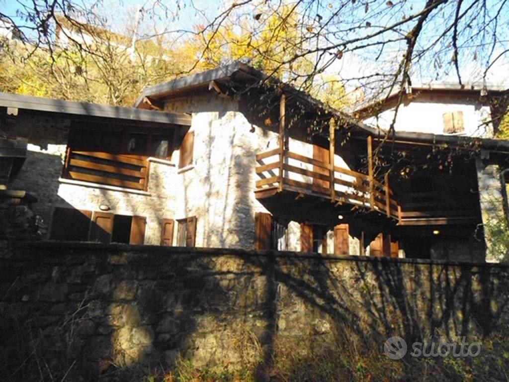 Rustico / Casale di 400 m² con 5 locali e box auto - Vista 4