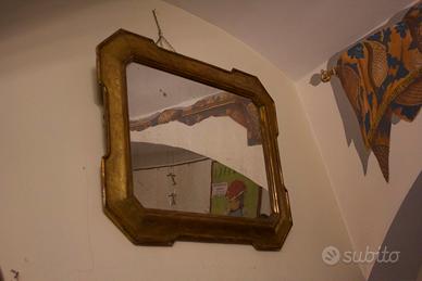 Antico specchio in legno dorato e inciso