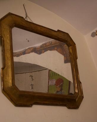 Antico specchio in legno dorato e inciso