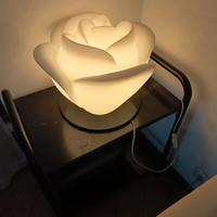 LAMPADA DA TAVOLO A FORMA DI ROSA