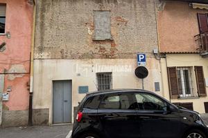 STABILE COMPLETAMENTE DA RISTRUTTURARE