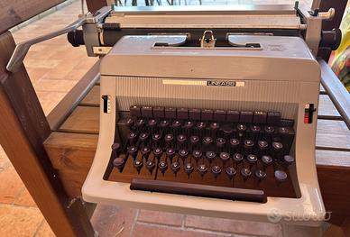 Macchina da scrivere Olivetti linea 88
