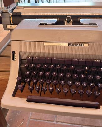 Macchina da scrivere Olivetti linea 88