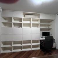 Parete libreria con vani a scomparsa