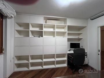 Parete libreria con vani a scomparsa