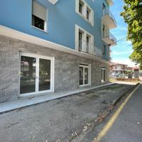 Locale commerciale con tre vetrine