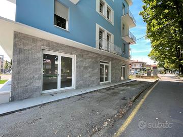 Locale commerciale con tre vetrine