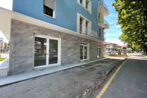 Locale commerciale con tre vetrine