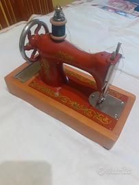 Macchina da cucire piccola
Anni 70 made in USSR fu