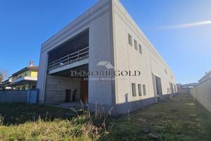 Nuovo capannone con area esterna privata