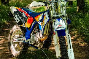 Moto enduro Yamaha WR450F rifatta completamente