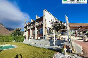 Palazzo / Stabile di 1050 m² con più di 5 locali a