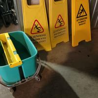 cartelli segnalazione bagnato e secchio movibile