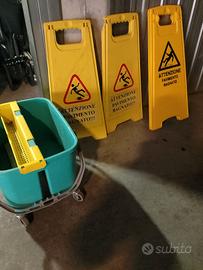 cartelli segnalazione bagnato e secchio movibile