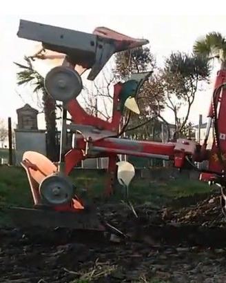 Aratro voltaorecchio idraulico da 60 cv