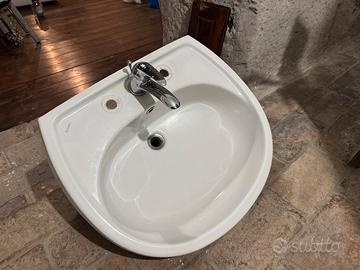 Lavabo bagno con  rubinetto