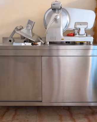 Tavolo inox con ante e ripiano.