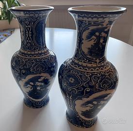 Vasi in ceramica bianchi e blu