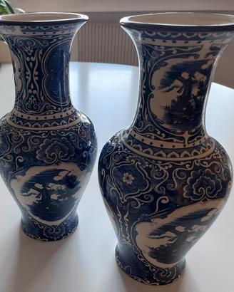 Vasi in ceramica bianchi e blu