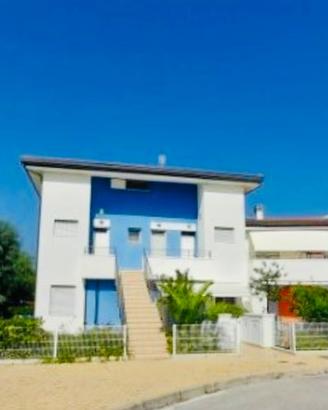 Piano terra 200 mt dal mare con giardino 6 posti