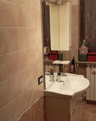 Mobiletto bagno con specchio