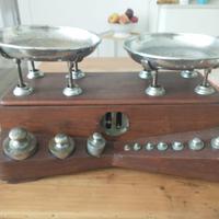 antica bilancia a due piatti