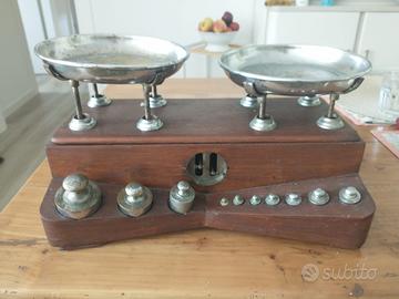 antica bilancia a due piatti