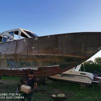 Barca in costruzione per attività marina