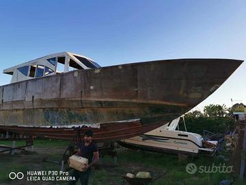 Barca in costruzione per attività marina