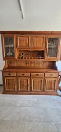 Credenza in legno massello con vetrine