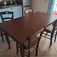 Tavolo con 4 sedie in legno