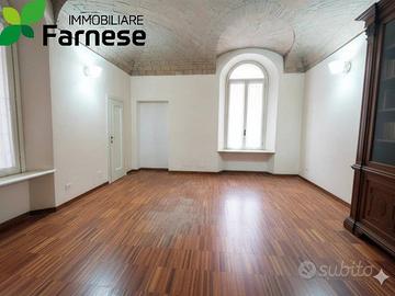 Appartamento di 190 m² con 4 locali a Piacenza