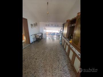 Casa indipendente con locale commerciale