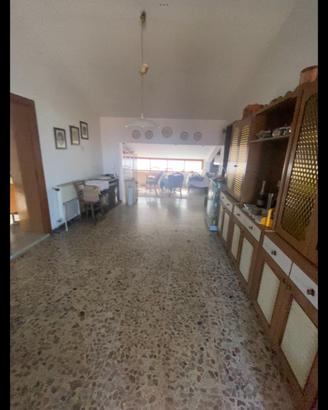 Casa indipendente con locale commerciale