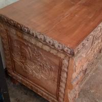 cassapanca in legno di noce antico