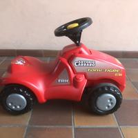 Trattore giocattolo