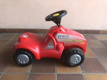 Trattore giocattolo